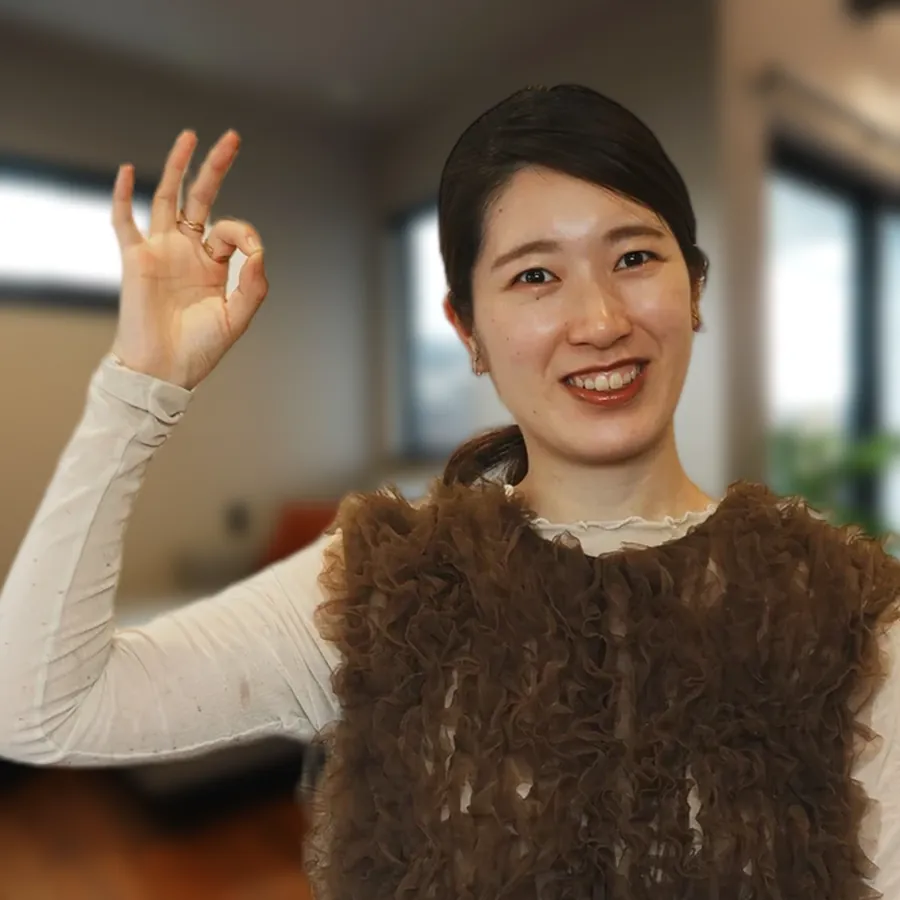 リビングで OK サインをする koko